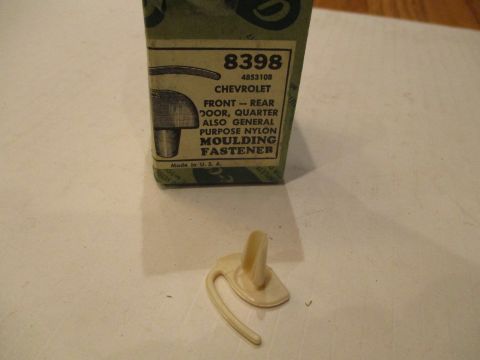 Exterior moulding clip