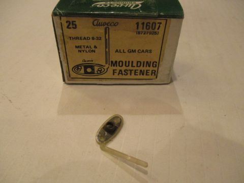 Exterior moulding clip