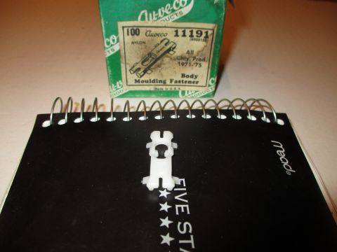 Exterior moulding clip