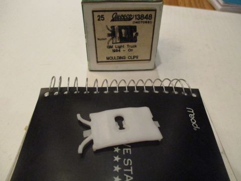 Exterior moulding clip