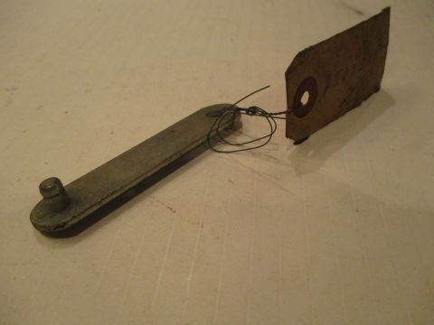 Link from cargo door lock rod to bell crank