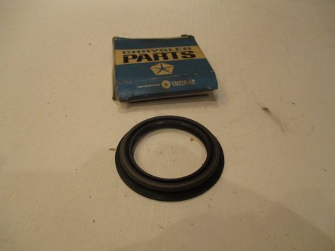 Front wheel hub oil seal