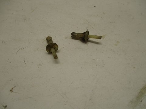 Heater core retainer clips