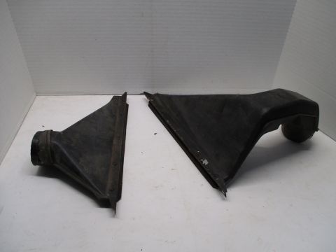 Pair of defroster ducts