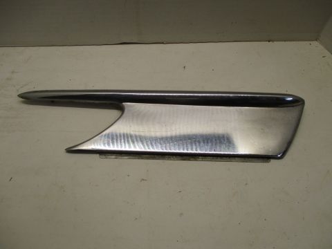 Right front fender moulding