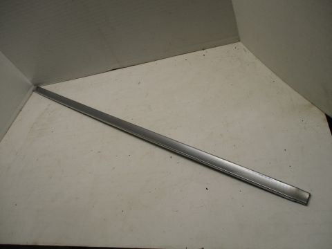 Right rear body panel moulding