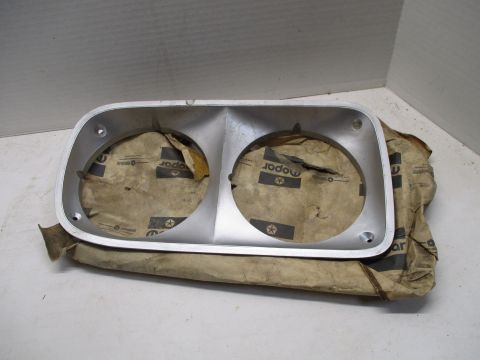 Right headlight bezel