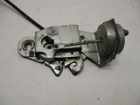 Vacuum trunk release latch assembly