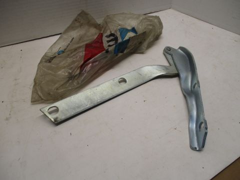 Left hood hinge