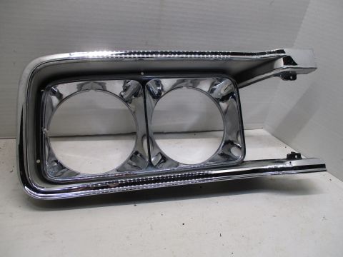 Right headlight bezel