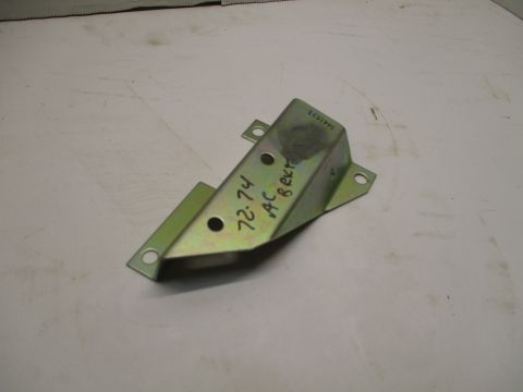 Heater valve mounting bracket