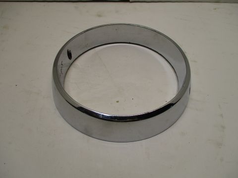 Right headlight bezel