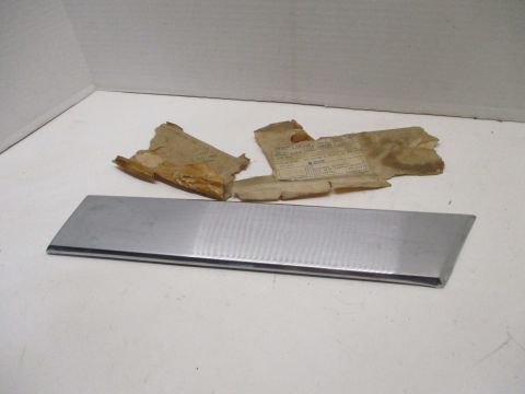 Right front fender moulding