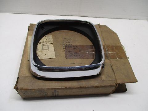 Right headlight bezel