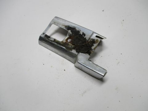 Left roof rail forward end moulding.