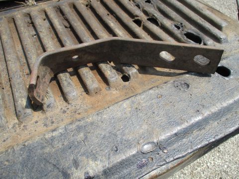 Right front inner bumper bracket