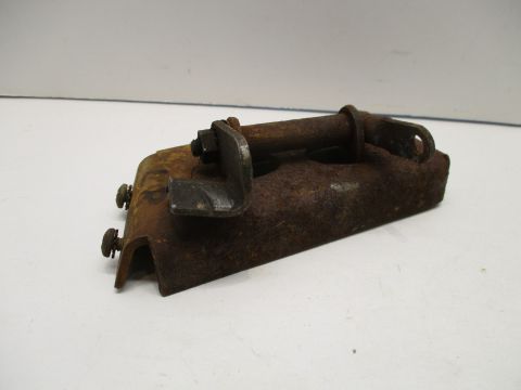 Left rear door release pivot