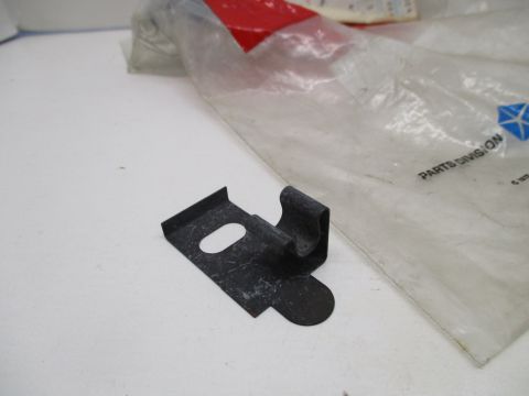 Hood prop rod clip