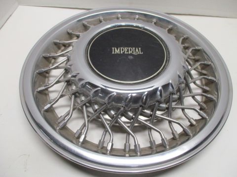 Wire wheel cover with center
