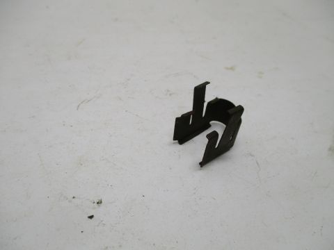 Vacuum hose retainer clip