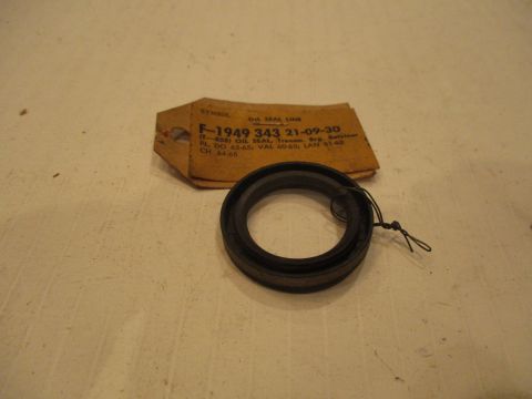Transmission bearing retainer oil seal
