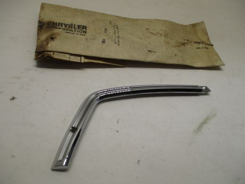 Left fender front upper moulding