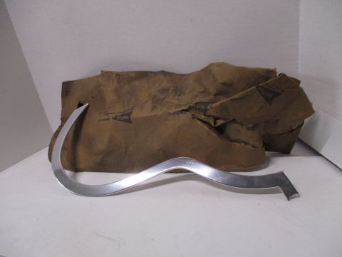 Left grille surround moulding