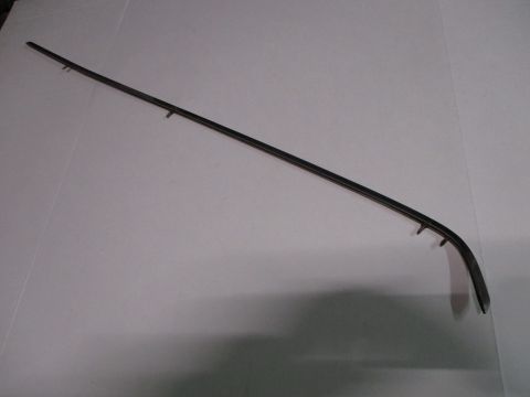 Trunklid center moulding