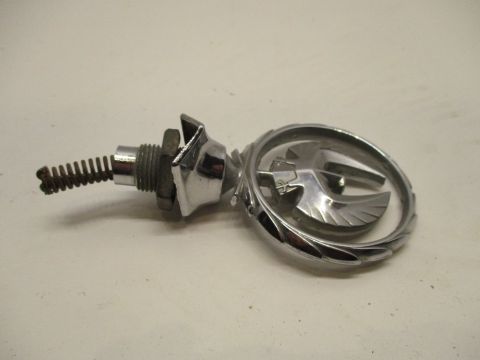 Hood ornament assembly