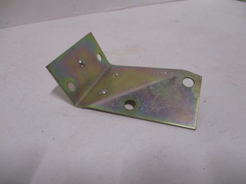 Heater valve mounting bracket