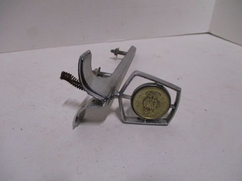 Hood ornament assembly