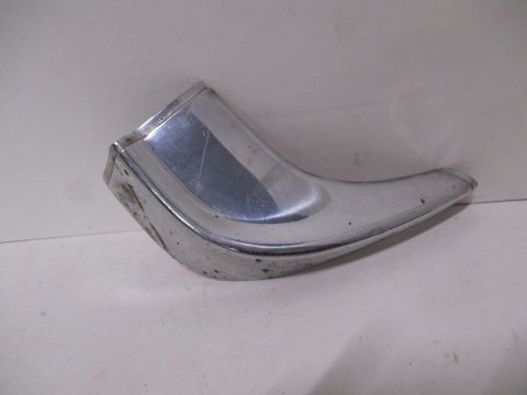 Right front moulding connector