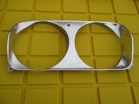 Right headlight bezel