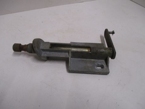 Windshield wiper pivot