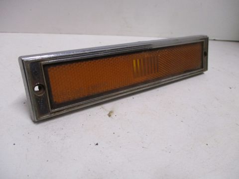 Front amber side marker light assembly