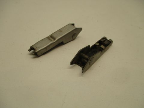 Pair of wiper blade retainers