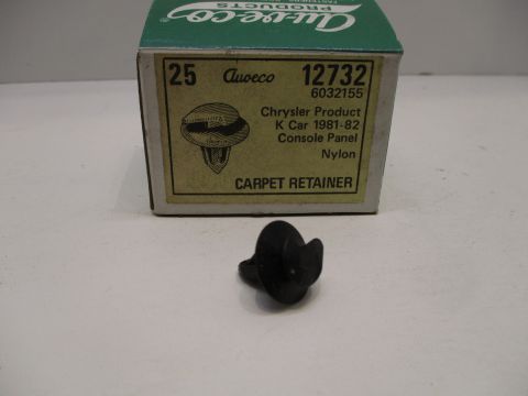 Console panel carpet retainer