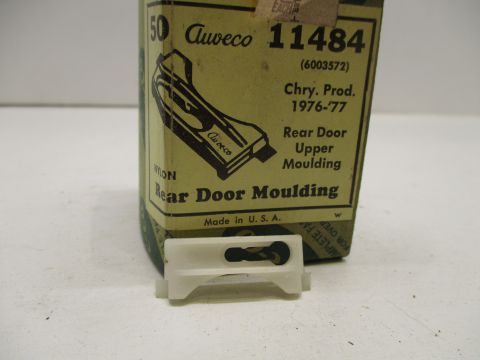 Rear door upper moulding clip