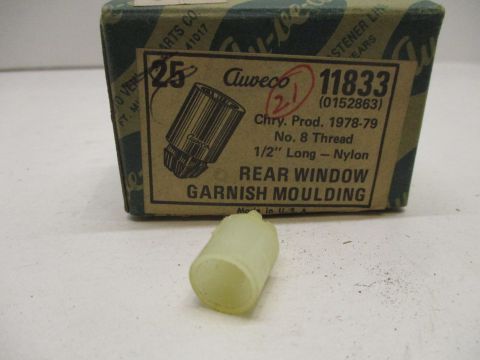 Rear window garnish moulding retainer
