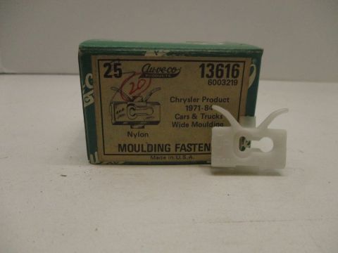 Moulding clip