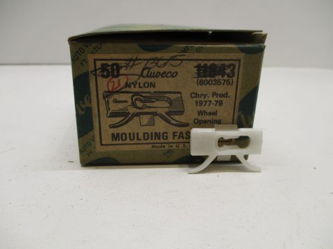 Wheel opening moulding clip