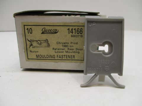 Lower rear door moulding clip