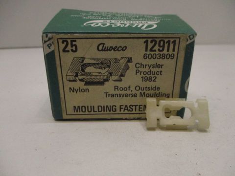 Roof outside transverse moulding clip