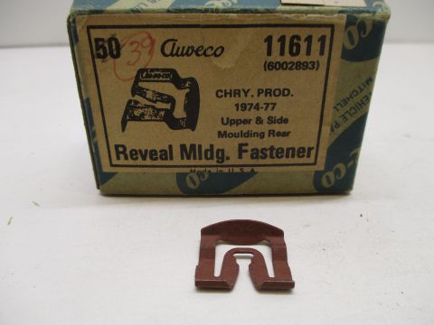 Window reveal moulding clip