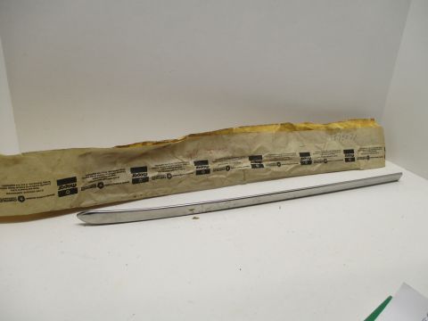 Left fender upper moulding