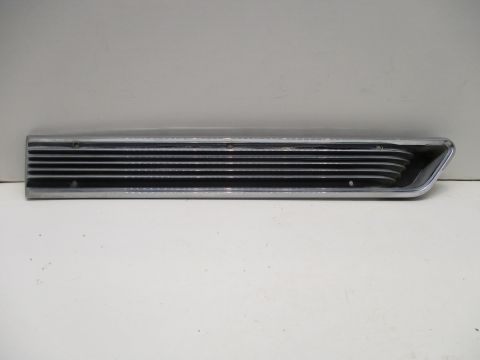 Right upper fender louver