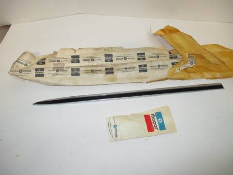 Moulding package with clips