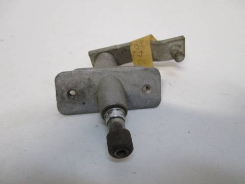 Right windshield wiper pivot