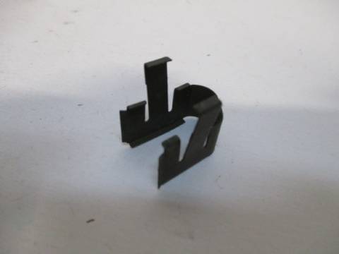 Vacuum hose block retainer clip