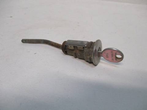 Trunk lock cylinder with key
